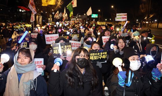 응원봉 들고 행진하는 시민들