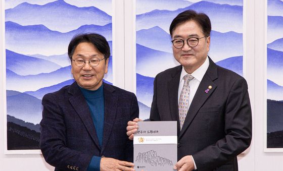 한강 책 선물 받은 우원식 국회의장