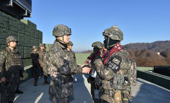 장병들 격려하는 김명수 합참의장