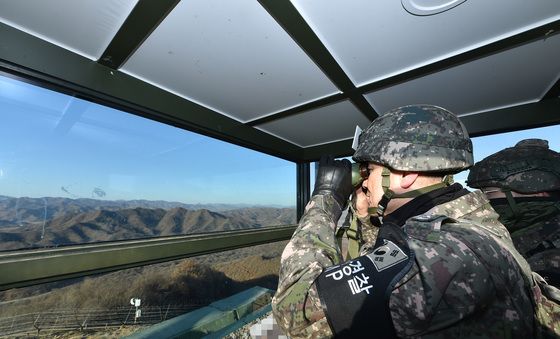 북녘 주시하는 김명수 합참의장