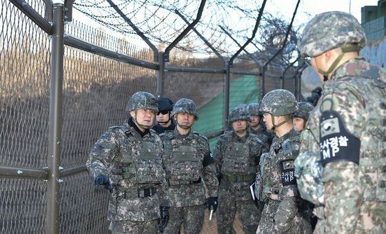 군사대비태세 점검하는 합참의장