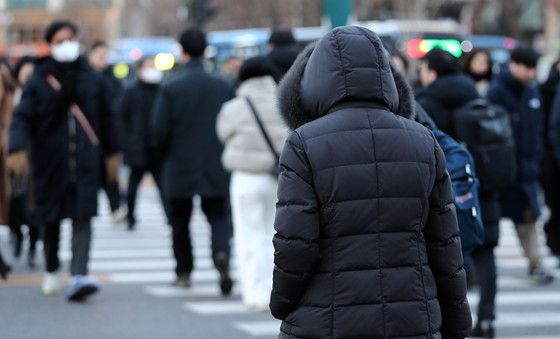 두터운 옷차림의 출근길 시민들