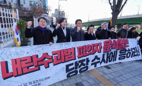 구호 외치는 조국혁신당 탄핵추진위 "윤 당장 수사에 응하라"