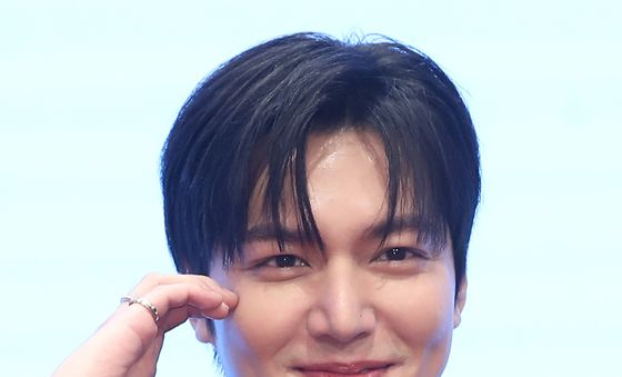 이민호, 사랑스러운 볼 하트