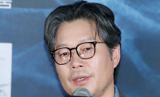 인사말 하는 배우 유재명