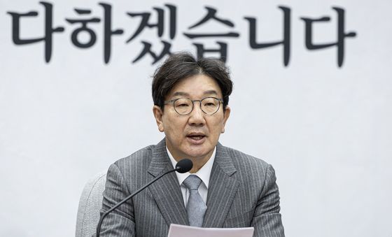 발언하는 권성동 원내대표