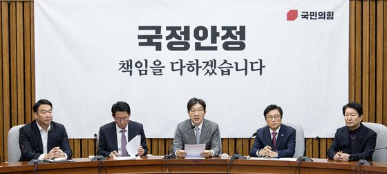 발언하는 권성동 원내대표