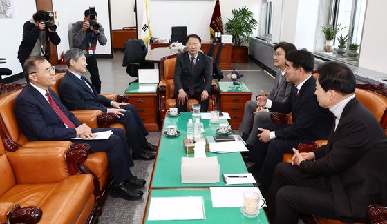 정보위 여당 위원들과 대화하는 조태용 국정원장