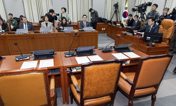 국회 운영위 전체회의 불참한 국민의힘