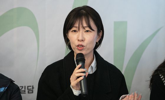 수상 소감 밝히는 이서현 작가