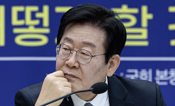 발언 듣는 이재명 대표