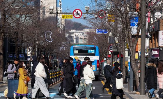 11년 만에 차량 통행 허용하는 연세로 대중교통전용지구