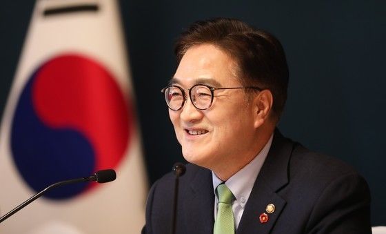 미소 짓는 우원식 국회의장