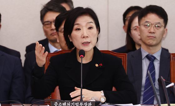 계엄 당시 국무회의 집중 질의 받는 오영주 장관