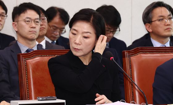 머리 만지는 오영주 중기부 장관