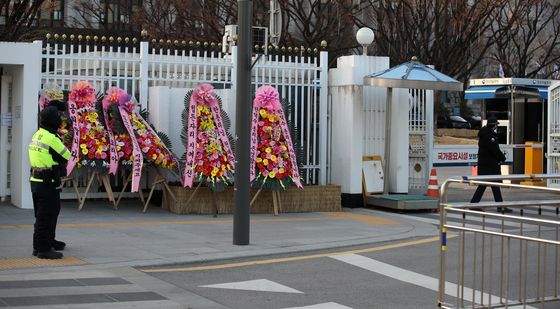 정부서울청사 앞에 놓인 한덕수 응원 화환