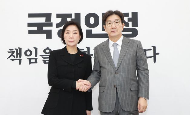 오영주 장관과 기념촬영 하는 권성동 권한대행