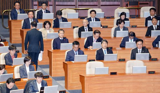 본회의 자리한 국무위원들