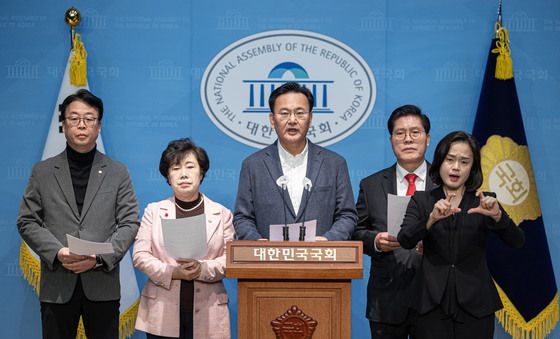 반인권전 국가범죄의 시효 등에 관한 특례법안 반대 기자회견 하는 국힘 법사위원들