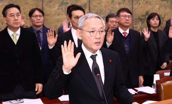 증인 선서하는 유인촌 문체부 장관