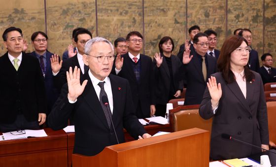 증인 선서하는 문체부 장·차관