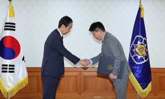 한덕수 대행, 김동명 한국 배터리협회 협회장 위촉장 수여