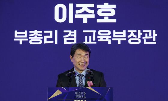 미소 짓는 이주호 사회부총리 겸 교육부 장관