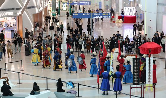 출국길 관람하는 전통공연