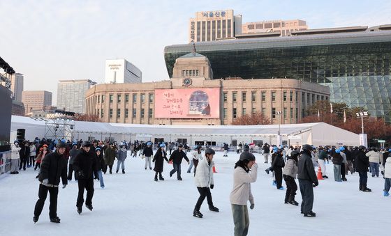 개장 첫 날부터 시민들로 가득한 서울광장 스케이트장