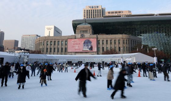 개장 첫 날부터 시민들로 가득한 서울광장 스케이트장