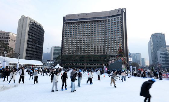 개장한 서울광장 스케이트장