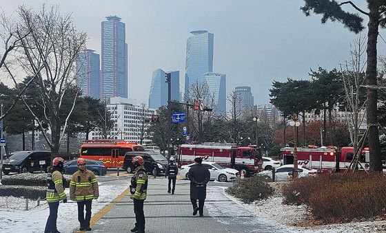 국회 소통관서 화재…기자·하객 등 수백명 대피 '1시에 완진'