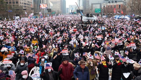 태극기 흔들며 탄핵반대 외치는 시민들