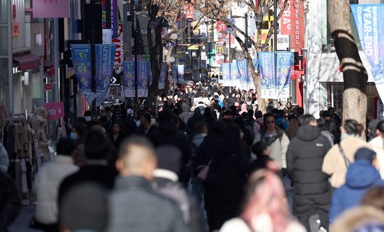 크리스마스 앞두고 북적이는 명동거리