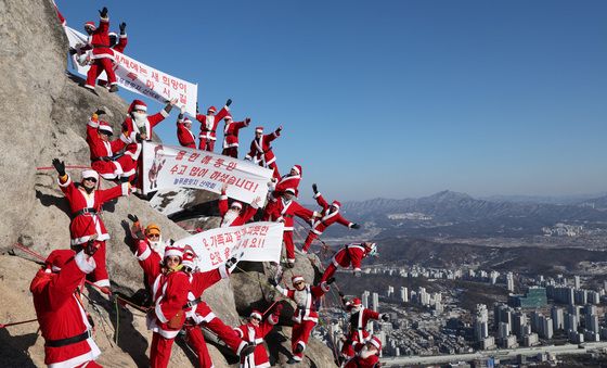 산 정상에 등장한 산타