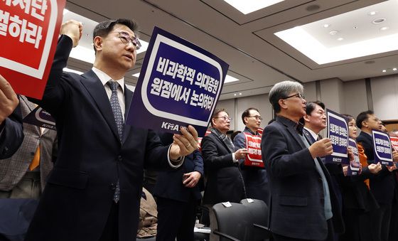 구호 외치는 박형욱 의협 비대위원장