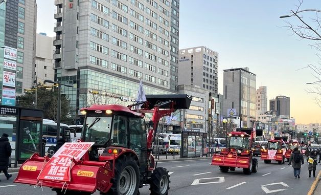 상경 농민 트랙터 "한남동 관저로 행진"…경찰 차벽 28시간만에 철수