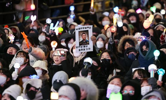 대통령 관저 앞 시민들의 외침