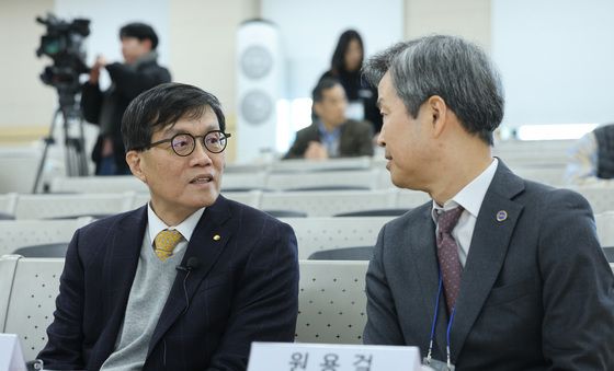 대화나누는 이창용 총재