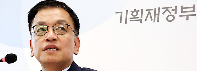 질문에 답변 하는 최상목 경제부총리