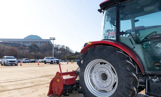 국회 앞 주차된 트랙터