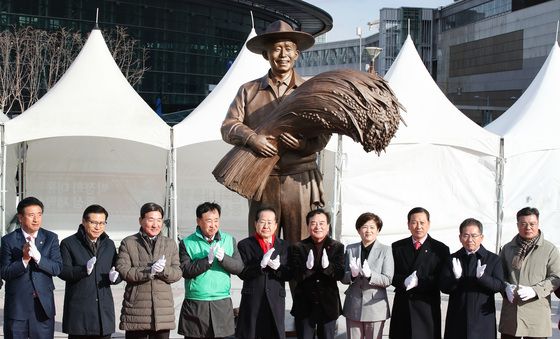 동대구역 광장에 세워진 박정희 동상