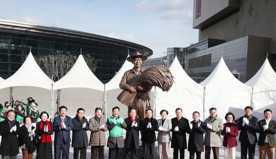 동대구역 광장에 세워진 박정희 동상