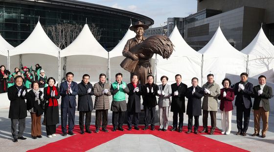 동대구역 광장에 세워진 박정희 동상