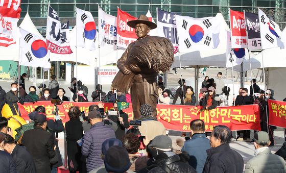 '박정희 동상 건립' 환호하는 보수단체