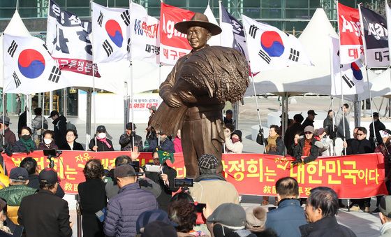 '박정희 동상 건립' 환호하는 보수단체