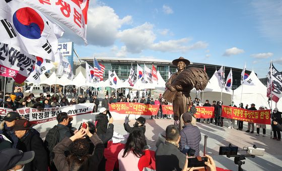 '박정희 동상 건립' 환호하는 보수단체