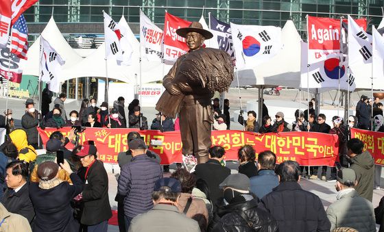 '박정희 동상 건립' 환호하는 보수단체