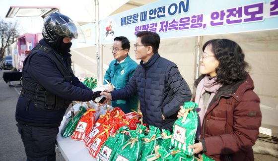 김문수 장관 '겨울철 배달종사자 여러분을 응원합니다'