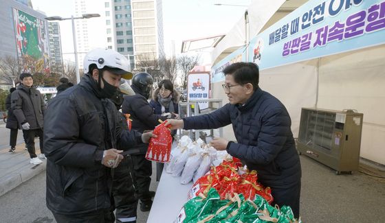 '배달종사자에게 방한용품과 간식을'